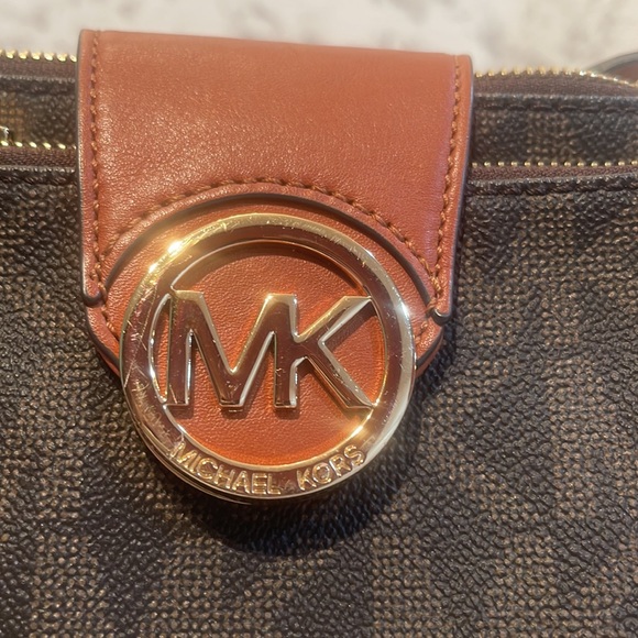 Michael Kors monogram crossbody - Picture 5 of 12